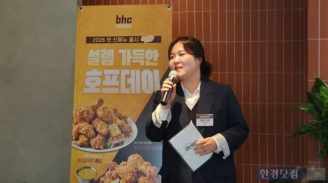 다이닝브랜즈그룹 R&D센터 최백진 차장이 신메뉴에 대해 설명하고 있다. 사진=오세성 기자