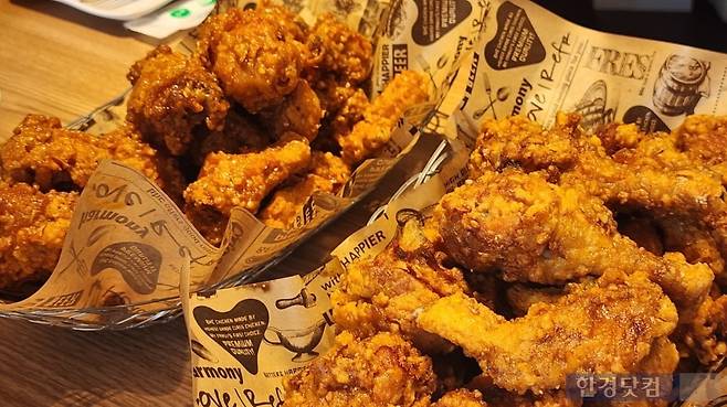 꿀이 더해져 윤기가 흐르는 쏘이갈릭킹 허니(왼쪽)와 간장의 짭짤한 맛이 강조된 오리지널. 사진=오세성 기자