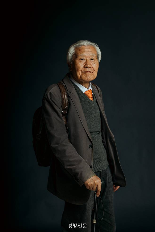 지난 1일 인터뷰를 위해 서울 중구 정동 경향신문을 방문한 조갑제 <조갑제닷컴> 대표는 굽은 등에 묵직한 배낭을 매고 한 손에는 지팡이를 짚고 있었다. 배낭에는 각종 책과 문서, 수첩, 배터리 등이 들어있다고 했다. 무수한 특종으로 명성을 떨쳤던 그는 젊은 시절부터 자료 수집과 분석에 철저했다. 이준헌 기자