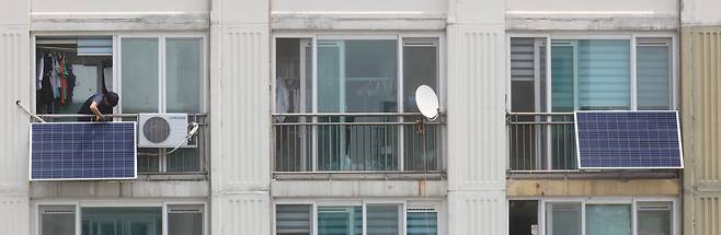 서울 시내 한 아파트에서 태양광발전설비 업체가 베란다에 태양광 모듈을 설치하고 있다. 연합뉴스