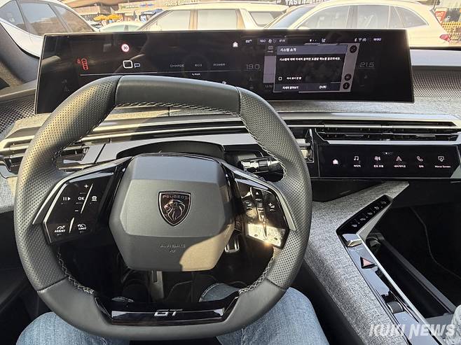 푸조 3008 실내. 송민재 기자