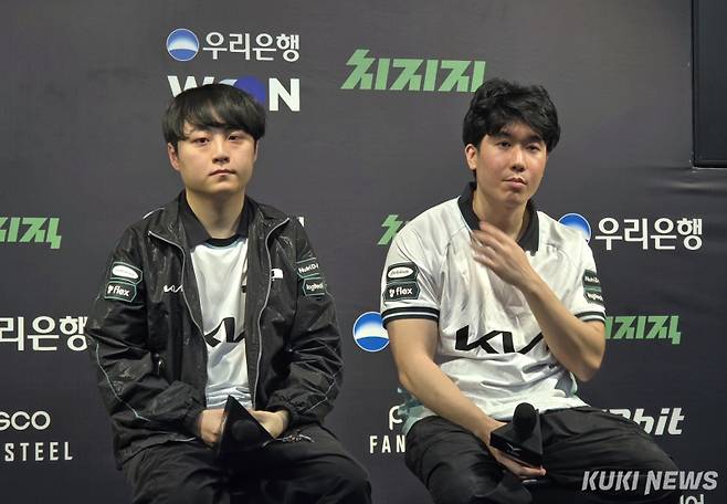 ‘쇼메이커’ 허수와 김대호 감독이 8일 오후 5시 서울 종로구 롤파크 LCK 아레나에서 열린 ‘2026 LCK’ 정규시즌 1라운드 한화생명e스포츠와 경기에서 패한 뒤 인터뷰하고 있다. 김영건 기자