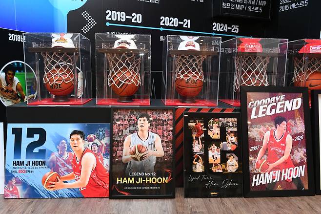 8일 울산 동천체육관에 전시된 함지훈의 은퇴 기념품들. KBL 제공