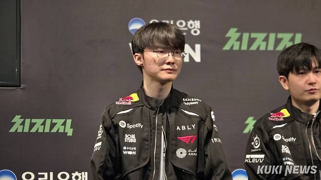 ‘페이커’ 이상혁이 8일 오후 7시 서울 종로구 롤파크 LCK 아레나에서 열린 ‘2026 LCK’ 정규시즌 1라운드 젠지와 경기에서 세트스코어 0-2로 패한 뒤 기자회견에 임하고 있다. 김영건 기자