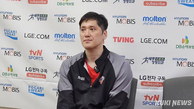 함지훈이 8일 울산 동천체육관에서 열린 2025∼2026 LG전자 프로농구 창원 LG와의 경기가 끝나고 기자회견에 참석하고 있다. 송한석 기자