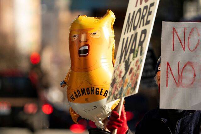 미국 워싱턴주 시애틀 연방정부 청사 앞에서 7일(현지시간) 대(對)이란 전쟁 반대 집회 참가자가 ‘전쟁광(WARMONGER)’이라고 적힌 도널드 트럼프 대통령 형상 풍선과 반전 구호 팻말을 들고 있다. 로이터연합뉴스