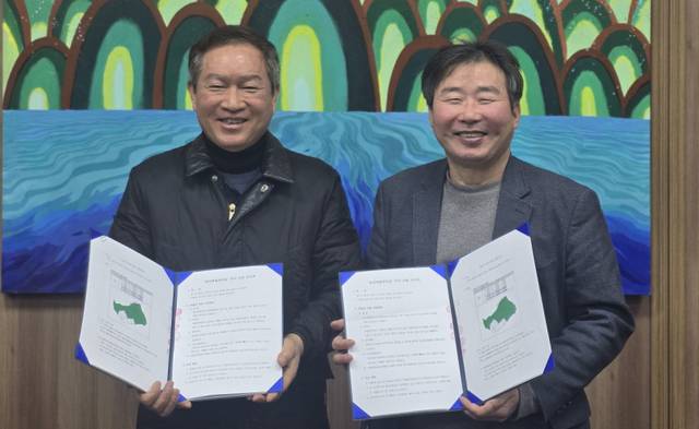 지난 2월 ‘별별 이야기가 있는 박물관 마을’ 조성관 관련해 HB페이퍼그룹 박현만 회장과 이상근 문화유산회복재단 이사장이 토지 사용 허가 및 양도 계약을 체결한 후 기념 촬영을 하고 있는 모습. 문화유산회복재단 제공