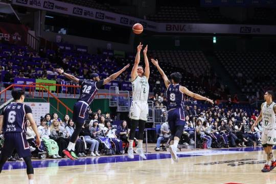 DB 엘런슨(가운데)의 슛. / 사진=연합뉴스