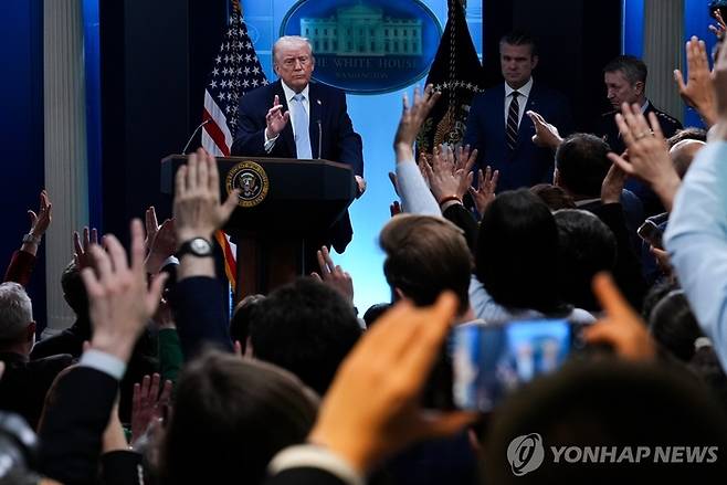 지난 6일(현지 시각) 도널드 트럼프 미국 대통령이 백악관내 기자회견장에서 기자들의 질의를 받고 있다. [연합뉴스]