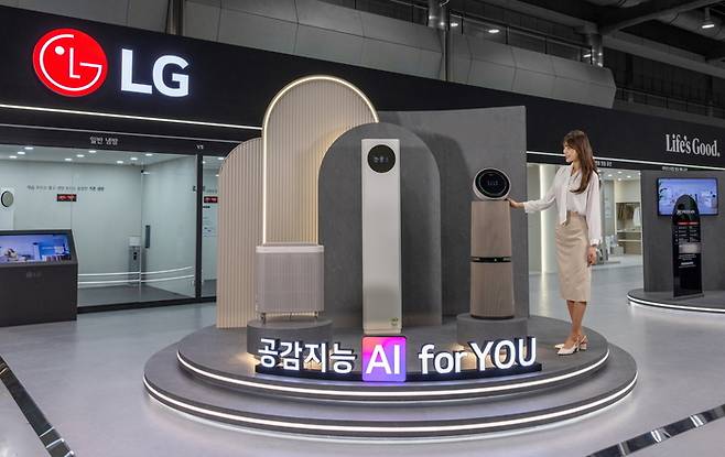 LG전자가 8일 서울 코엑스에서 개막한 ‘에어페어 2026’에서 노벨화학상 소재 적용 필터와 공간 맞춤형 공기질 관리 솔루션을 선보인다.[LG전자]