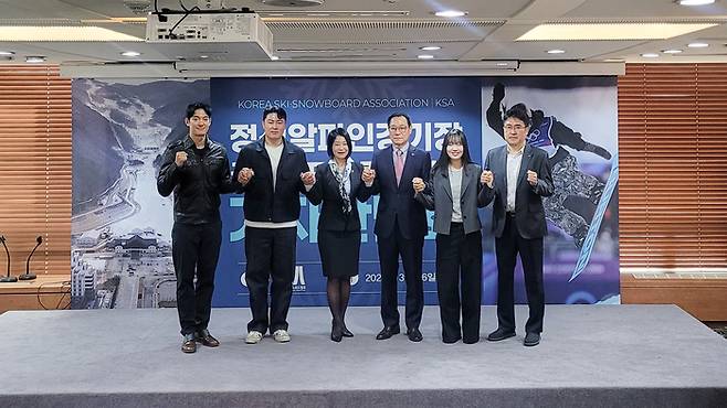 최근 열린 정선알파인경기장 국가대표 훈련장 활용 기자간담회에 참석한 박재민 대한스키스노보드협회 심판위원장, 김상겸 스노보드 선수, 김나미 대한체육회 사무총장, 최홍훈 대한스키스노보드협회장, 유승은 스노보드 선수, 류제훈 대한스키스노보드협회 국장(왼쪽부터)이 기념촬영하고 있다. 대한체육회