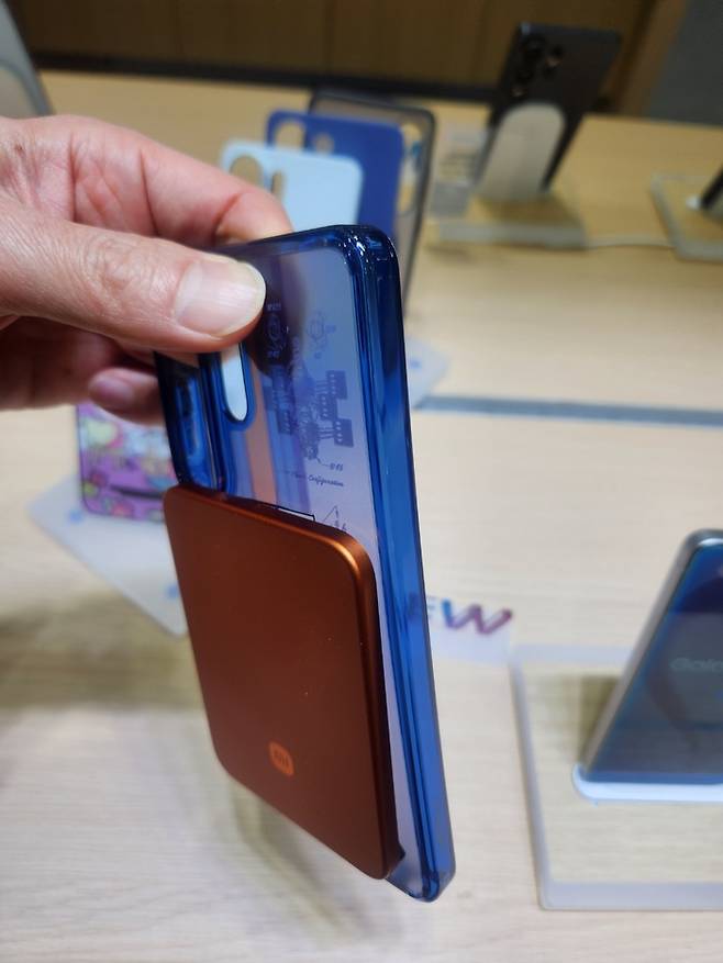 보조 배터리 뒷면에 자성이 있는 마그네틱 기능이 있어 맥세이프 기능이 있는 스마트폰 케이스와 찰떡 궁합이다.[전종헌 기자]