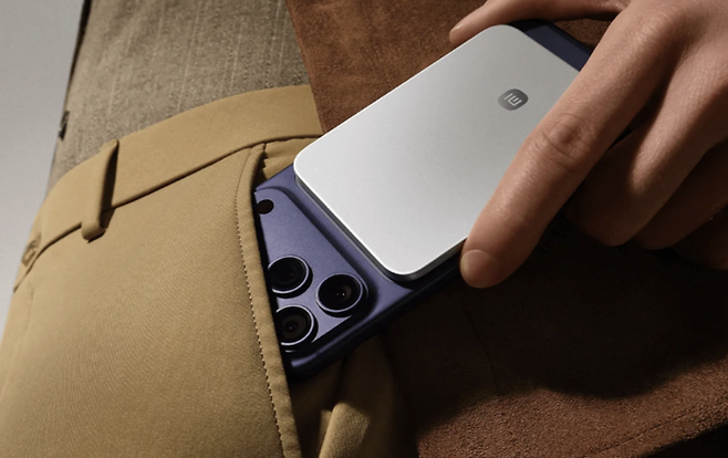 맥세이프 기능이 있는 아이폰에 보조 배터리를 붙인 모습.[샤오미코리아]