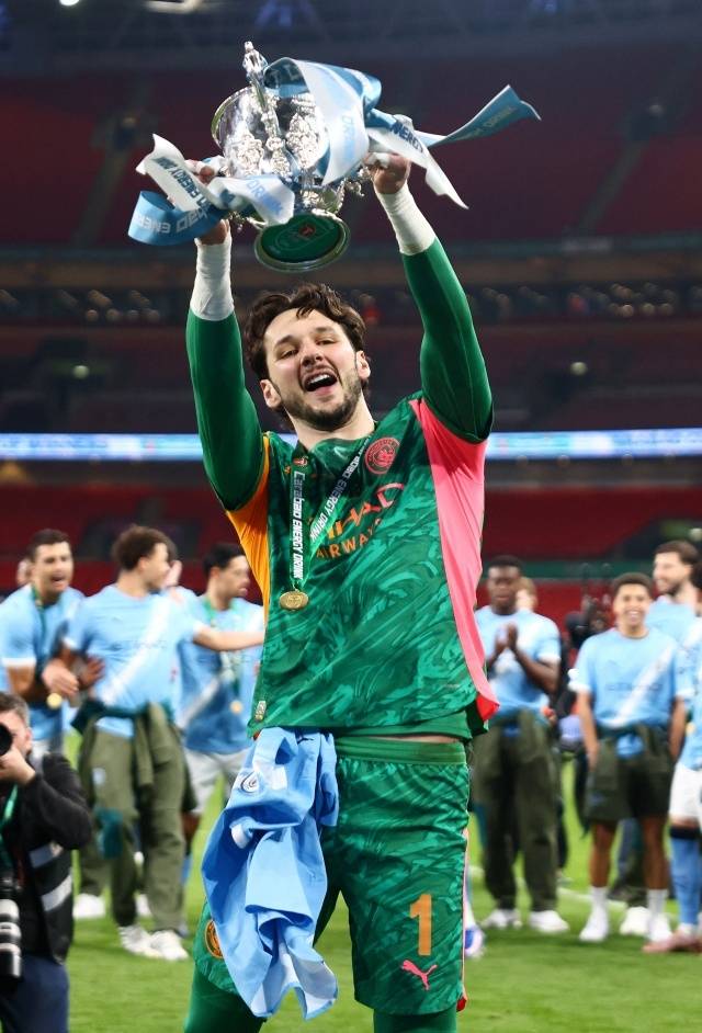 영국 매체 ‘더 선’은 “토트넘은 비카리오의 대체자를 찾는 과정에서 맨체스터 시티의 트래포드 상황을 지켜보고 있다. 비카리오는 올 여름 팀을 떠날 것으로 예상되며 인테르의 강한 관심을 받고 있다. 토트넘은 올 시즌 프리미어리그 잔류 여부를 떠나 새로운 골키퍼를 영입할 것이며 트래포드를 고려하고 있다”고 보도했다. 사진=REUTERS=연합뉴스