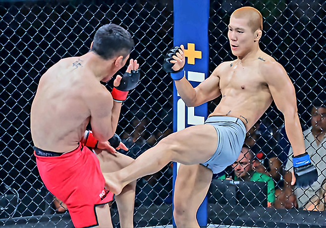 김상원이 2023년 8월 싱가포르실내체육관 Road to UFC 시즌2 페더급 토너먼트 준결승에서 이자를 공격하고 있다. 이자는 훗날 UFC 1승 2패로 활약한다. 사진=TKO