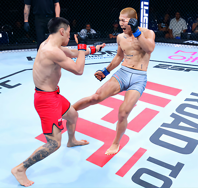 김상원이 2023년 8월 싱가포르실내체육관 Road to UFC 시즌2 페더급 토너먼트 준결승에서 이자를 공격하고 있다. 이자는 훗날 UFC 1승 2패로 활약한다. 사진=TKO