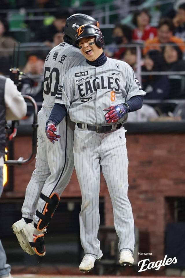 강백호가 8일 SSG전에서 홈런을 친 뒤 노시환과 기뻐하고 있다. 사진=한화 제공