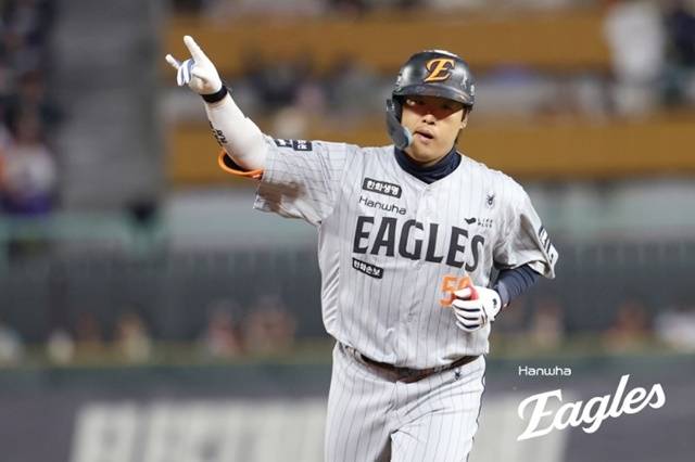 강백호가 8일 SSG전에서 홈런을 친 뒤 베이스를 돌고있다. 사진=한화 제공