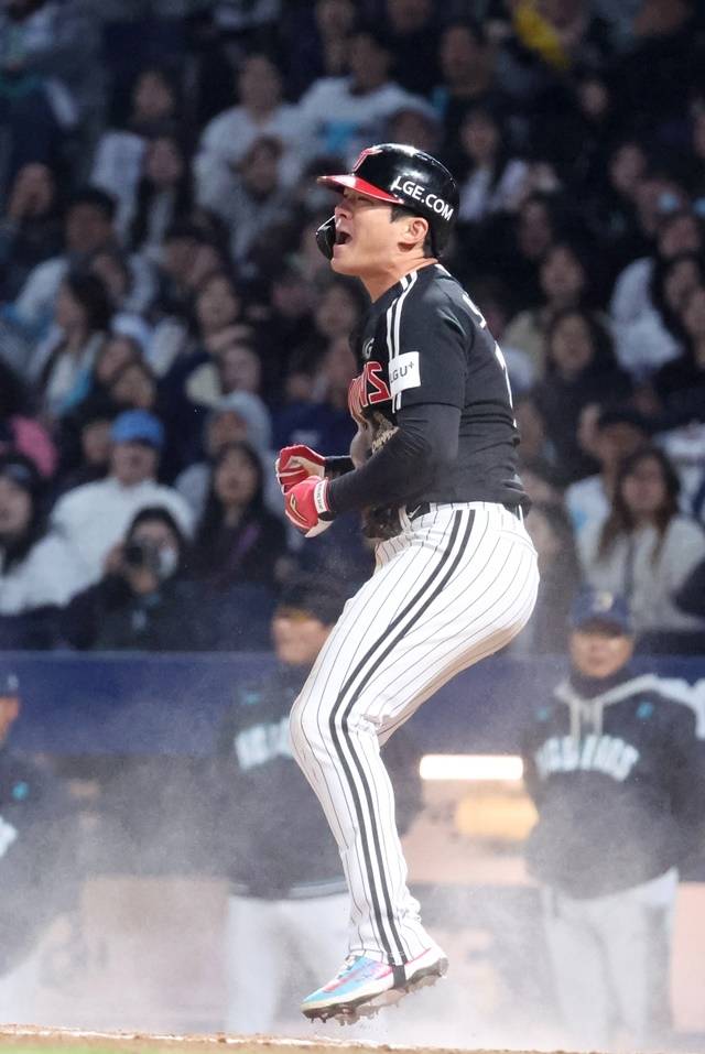 8일 경남 창원NC파크에서 열린 프로야구 2026 KBO리그 LG 트윈스와 NC 다이노스의 경기. 8회초 2사 2루 상황 LG 6번 오지환이 2타점 그라운드 홈런을 치고 포효하고 있다. 사진=연합뉴스