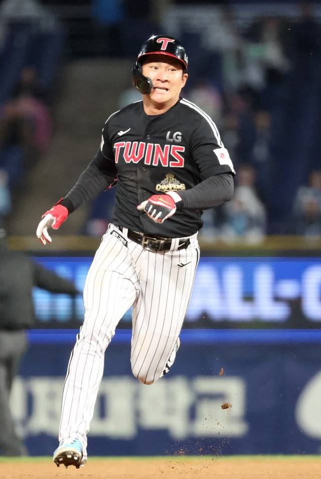 8일 경남 창원NC파크에서 열린 프로야구 2026 KBO리그 LG 트윈스와 NC 다이노스의 경기. 8회 초 2사 2루 상황 LG 6번 오지환이 2타점 그라운드 홈런을 치고 홈베이스로 질주하고 있다. 사진=연합뉴스