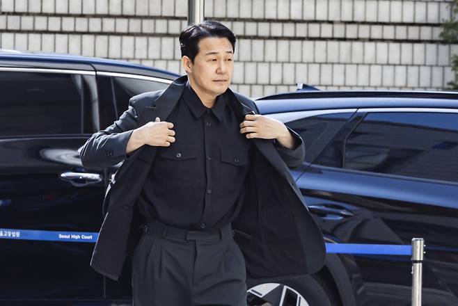 배우 박성웅이 8일 오후 서울 서초구 서울중앙지방법원에서 열린 임성근 전 해병대 1사단장의 국회증언감정법 위반 사건 3차 공판에 증인으로 출석하고 있다/사진=뉴시스