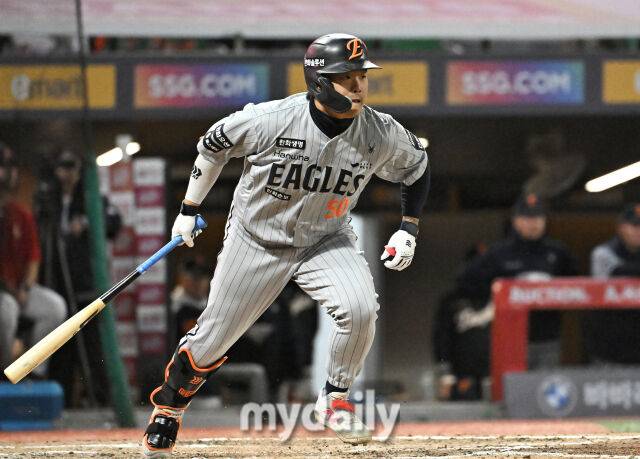 7일 오후 인천 SSG랜더스필드에서 진행된 '2026 프로야구 KBO리그' SSG랜더스와 한화 이글스의 경기. 한화 강백호가 9회초 1사 1,2루서 1타점 적시타를 터뜨리고 있다./인천 = 송일섭 기자