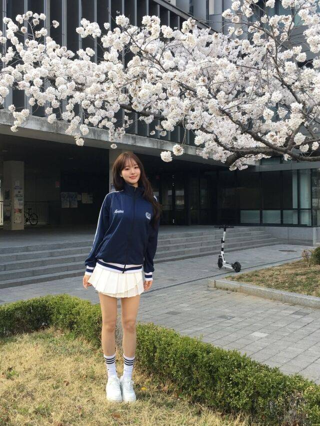 박희선이 서울대 캠퍼스를 배경으로 청량한 비주얼을 공개했다. / 박희선 SNS