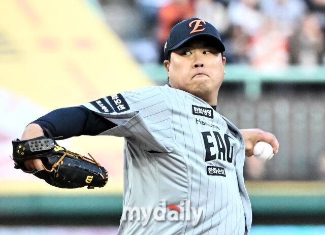 7일 오후 인천 SSG랜더스필드에서 진행된 '2026 프로야구 KBO리그' SSG랜더스와 한화 이글스의 경기.한화 류현진이 선발등판해 역투하고 있다.