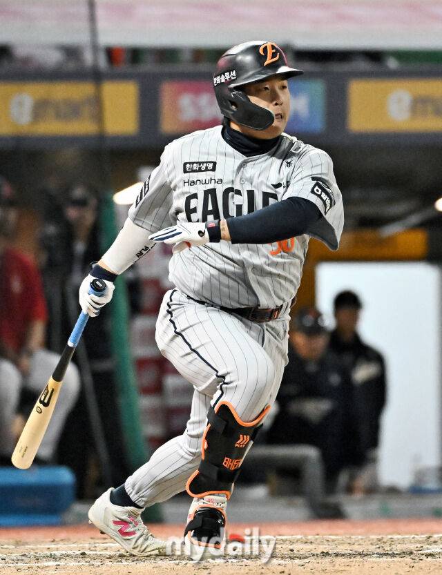 7일 오후 인천 SSG랜더스필드에서 진행된 '2026 프로야구 KBO리그' SSG랜더스와 한화 이글스의 경기. 한화 강백호가 9회초 1사 1,2루서 1타점 적시타를 터뜨리고 있다./마이데일리