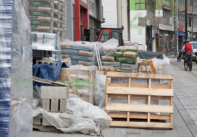 지속된 물가 상승에 중동발 지정학적 리스크까지 겹치며 국내 건설현장의 공사비 부담이 급격히 확대되고 있다. 업계에서는 초기 공정에 필요한 원유 연관 자재 수급과 마감 단계에서 쓰이는 방수재, 단열재, 창호 등의 가격 상승이 공사 전반에 영향을 미친다고 보고 있다. 1일 오후 서울 시내의 한 건축자재 매장이 한산한 모습을 보이고 있다. 윤창빈 기자