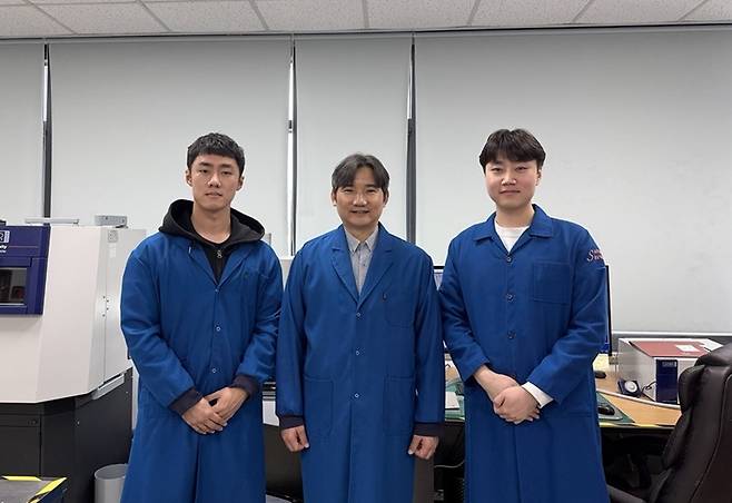 김연규(왼쪽부터) KAIST 박사과정, 홍승범 교수, 박건우 석-박사통합과정.[KAIST 제공]