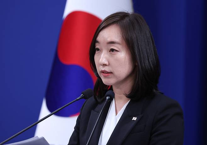 전은수 신임 대변인이 지난 3일 청와대 춘추관에서 출퇴근 시간대 대중교통 혼잡 완화 대책 관련 브리핑을 하고 있다. [연합]