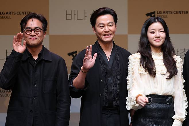 손상규 연출(왼쪽부터), 배우 이서진, 고아성이 7일 서울 강서구 LG아트센터에서 열린 ‘바냐 삼촌’ 제작발표회에서 포즈를 취하고 있다. <연합뉴스>