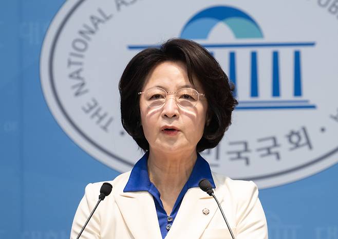 6·3 지방선거에서 더불어민주당의 경기도지사 최종 후보로 선출된 추미애 의원이 8일 서울 여의도 국회에서 기자회견을 하고 있다. 윤창빈 기자