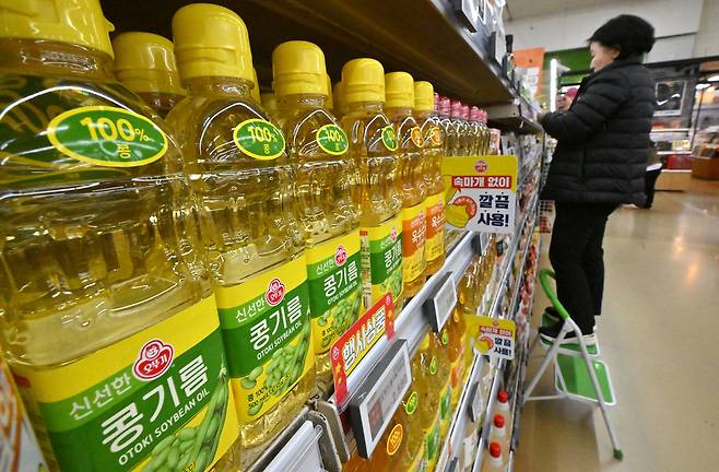 서울 서초구 하나로마트 양재점 내 판매대에 식용유 제품이 진열되어 있다. 임세준 기자
