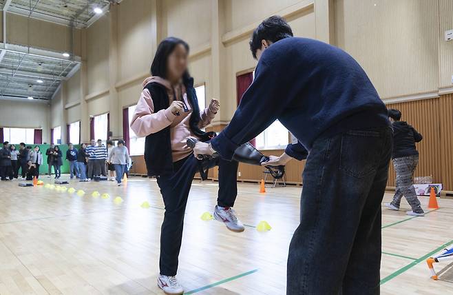 7일 대전 대덕구 대덕구장애인종합복지관 다목적강당에서 장애인들이 신체 활동을 하고 있다.[보건복지부 제공]