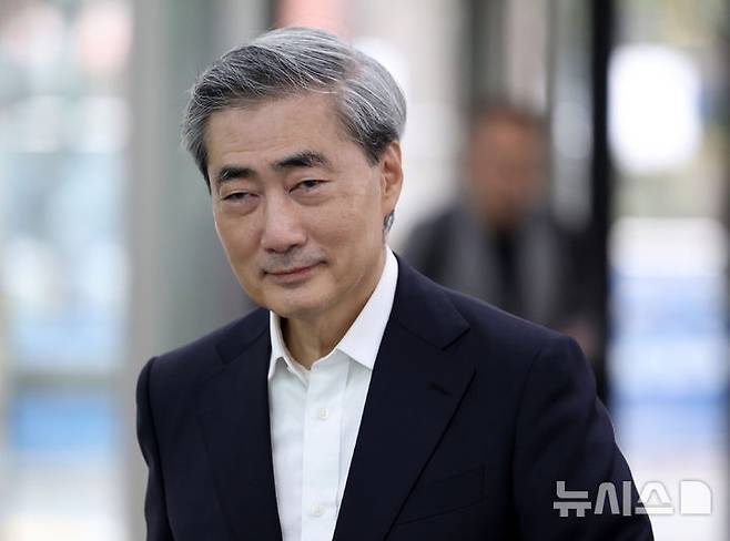 [서울=뉴시스] 김진아 기자 = 신현송 한국은행 총재 후보자가 지난 6일 서울 중구 한화금융플라자에 마련된 인사 청문회 준비 사무실로 출근하고 있다. 2026.04.06. bluesoda@newsis.com