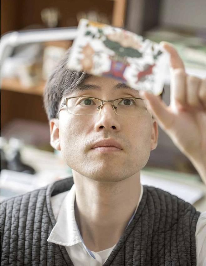 [서울=뉴시스] 국가무형유산 '화각장' 보유자로 인정 예고된 한기덕씨 모습 (사진=국가유산청 제공) 2026.04.08. photo@newsis.com *재판매 및 DB 금지