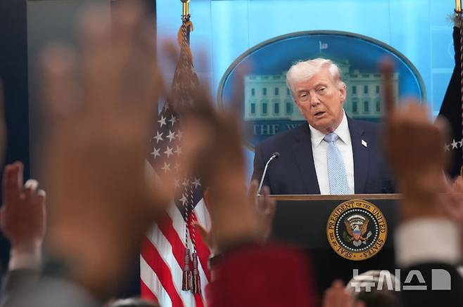 [워싱턴=AP/뉴시스] 도널드 트럼프 미국 대통령이 6일(현지 시간) 백악관 브리핑룸에서 기자회견 중 취재진 질문에 답하고 있다. 2026.04.08.