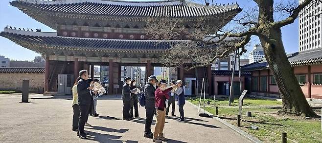 [서울=뉴시스] 2023년 4월 동궐도와 함께하는 창덕궁 나무답사 모습 (사진=국가유산청 제공) 2026.04.08. photo@newsis.com *재판매 및 DB 금지