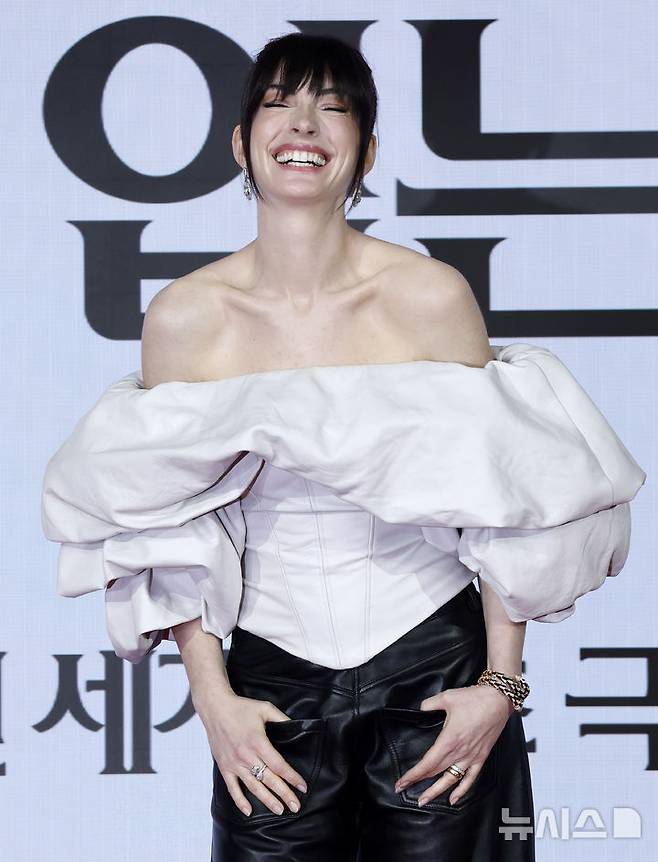 [서울=뉴시스] 김혜진 기자 = 배우 앤 헤서웨이가 8일 서울 종로구 포시즌스 호텔에서 열린 영화 '악마는 프라다를 입는다2' 내한 기자간담회에서 포즈를 취하고 있다. 2026.04.08. jini@newsis.com