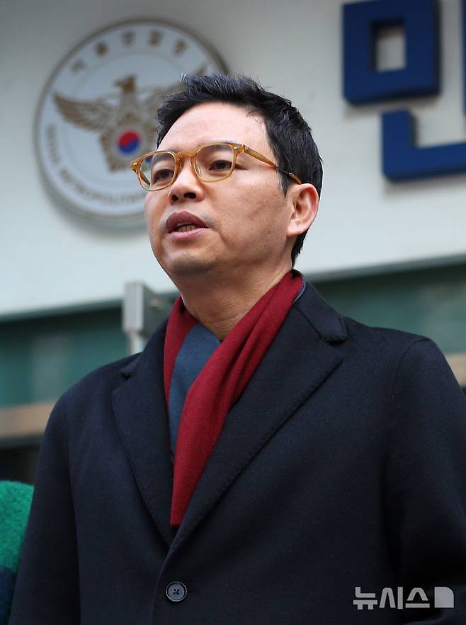 [서울=뉴시스] 김혜진 기자 = 박정훈(왼쪽 세번째) 국민의힘 의원을 비롯한 국민의힘 서울지역·국회 행정안전위원회 소속 의원들이 19일 서울 종로구 서울경찰청 민원실에서 김민석 국무총리 관권선거 개입 고발장 제출을 마치고 취재진의 질문에 답하고 있다. 왼쪽부터 서범수, 조은희, 박정훈, 배현진 국민의힘 의원. 2025.11.19. jini@newsis.com