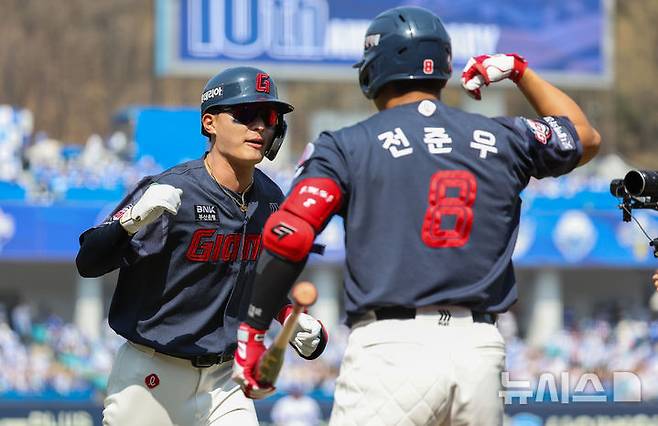 [대구=뉴시스] 이무열 기자 = 28일 대구 수성구 삼성라이온즈파크에서 열린 2026 신한 SOL KBO리그 개막전 롯데 자이언츠와 삼성 라이온즈 경기, 1회초 1사 주자 1루 상황에서 롯데 윤동희가 투런 홈런을 친 뒤 더그아웃에 들어서며 전준우와 기뻐하고 있다. 2026.03.28. lmy@newsis.com