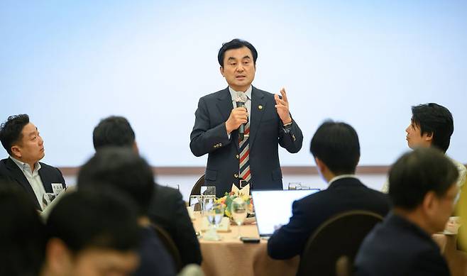 [서울=뉴시스] 안규백 국방부 장관이 7일 서울 용산 국방컨벤션에서 열린 출입기자단 간담회에서 국방 현안에 대해 설명하고 있다. (사진=국방부 제공) 2026.04.08. photo@newsis.com *재판매 및 DB 금지