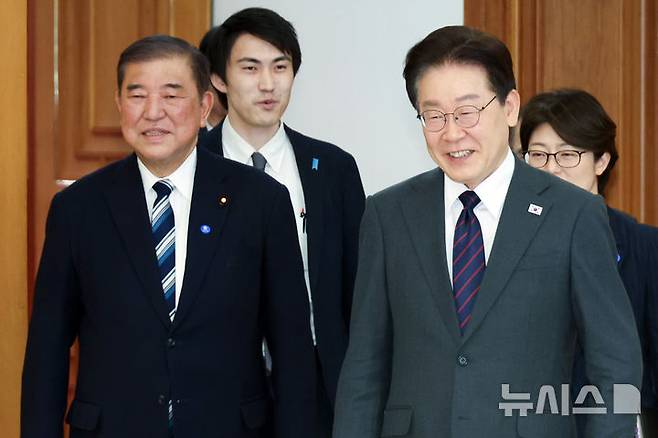 [서울=뉴시스] 최동준 기자 = 이재명 대통령과 이시바 시게루 전 일본 총리가 8일 청와대에서 열린 오찬에 입장하고 있다. (청와대통신사진기자단) 2026.04.08. photocdj@newsis.com