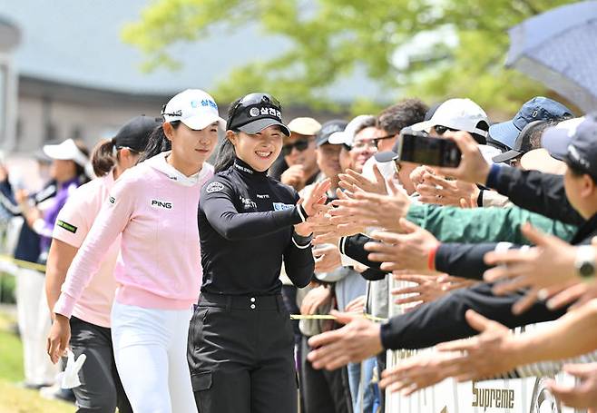 [서울=뉴시스] 하이파이브존에서 갤러리들의 응원에 화답하고 있는 고지우. (사진=브리온컴퍼니 제공) *재판매 및 DB 금지