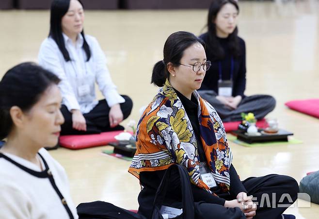 [서울=뉴시스] 조성우 기자 = 8일 서울 강남구 봉은사 보우당에서 열린 제2기 뉴시스 여성 CEO 리더십 아카데미 8회차에서 수강생들이 일감 스님(대한불교조계종 미래본부 사무총장) 진행으로 선명상 체험을 하고 있다. 2026.04.08. xconfind@newsis.com