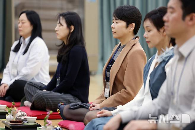 [서울=뉴시스] 조성우 기자 = 8일 서울 강남구 봉은사 보우당에서 열린 제2기 뉴시스 여성 CEO 리더십 아카데미 8회차에서 수강생들이 일감 스님(대한불교조계종 미래본부 사무총장) 진행으로 선명상 체험을 하고 있다. 2026.04.08. xconfind@newsis.com