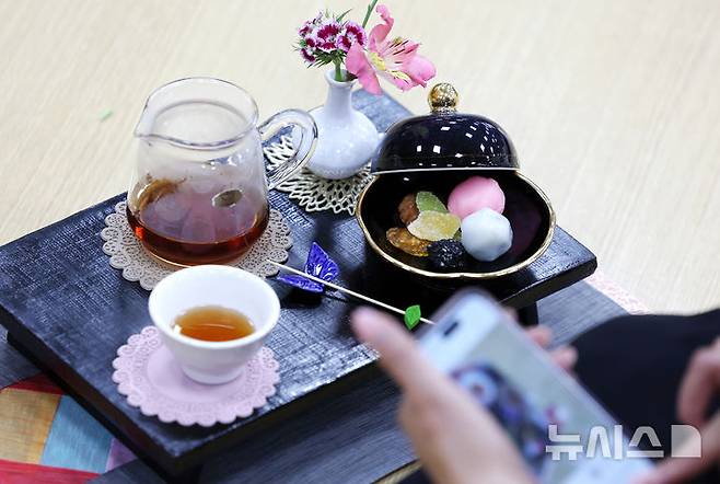 [서울=뉴시스] 조성우 기자 = 8일 서울 강남구 봉은사 보우당에서 열린 제2기 뉴시스 여성 CEO 리더십 아카데미 8회차 선명상 프로그램에 참석한 수강생이 다상을 촬영하고 있다. 2026.04.08. xconfind@newsis.com