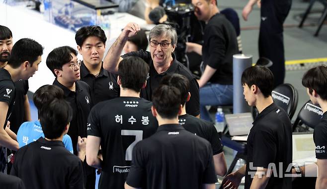 [천안=뉴시스] 박주성 기자 = 8일 오후 충남 천안시 서북구 유관순체육관에서 열린 2025-2026 V-리그 남자부 챔피언결정전 4차전 현대캐피탈과 대한항공의 경기에서 현대캐피탈 필립 블랑 감독이 선수들에게 작전지시를 하고 있다. 2026.04.08. park7691@newsis.com